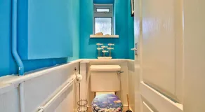 Spacious 3 Bed Home with Pool Table - Image 2
