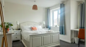 Spacious room in family home with private jacuzzi bath near Legoland, Windsor, Bray - Image 2