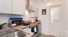 Clarendon - Image 4