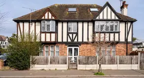 Westcliff Seaside Apartment 3 King Beds Garden and Parking - Image 3