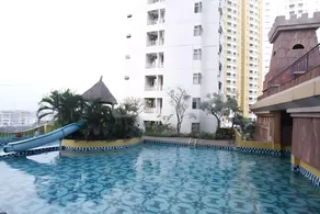 Modern Studio Room at Grand Serpong Apartment By Travelio - Image 3