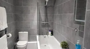Hazel 1-Bedroom Flat, Parking, WiFi, Netflix, Prime location - Image 2