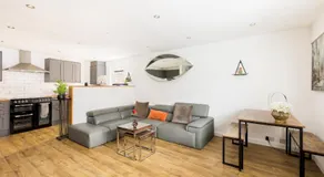 Stylish Modern 2 Bed with Parking - Pass the Keys - Image 2