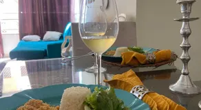 Apartamento com suíte bem decorada e equipada próximo ao Parque Areião - Image 3
