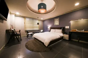 Honeymoon motel - Image 4