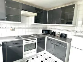 Homely 2 bedroom house, parking - Image 3