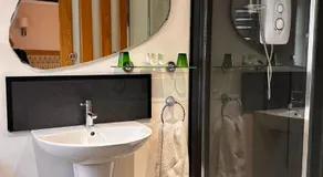 Henwick house accommodation, Continental breakfast included - Image 5