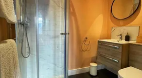 5 Bed house sleeps10 free parking pets city centre - Image 2