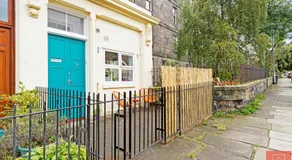Cheerful Stays: Spacious Flat in Vibrant Leith - Image 4
