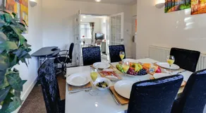 3 BR Home l Free Parking l 5 Guests l Garden l Long Stays l - Image 2