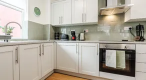 High-Standard 3BR Home, Free Parking, Sleeps 5 - Image 5