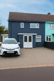 Spacious 4 Bed Contractor House Free Parking - Image 5