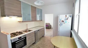 Cozy, bright room with free parking - Image 5