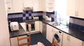 Lovely 7 Bed Modern House 10 Mins City Centre - Image 5