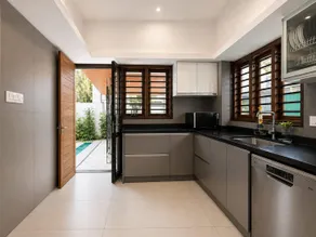 90s Villa - Image 3