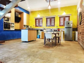 Queen's La-Casa - Image 3