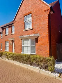 Spacious Luxurious 4 Bedroom House - Free Parking - Image 5