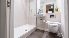Modern townhouse, Pool Table, Free Parking, Sleeps 8 - Image 2