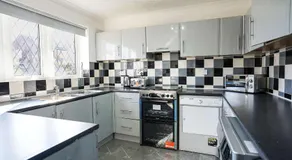 Spacious 4-Bed Contractor House with Parking and Fast WiFi in Luton by Jesswood Properties - Image 5