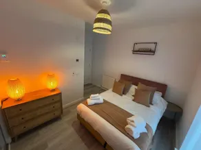 Modern Flat in Glasgow City FREE Parking & Wifi - Image 2