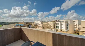 OpenPlan Penthouse with Private Terrace, Wifi & AC by 360 Estates - Image 4