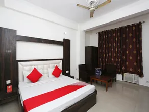 OYO 5855 Hotel Neelkanth - Image 2