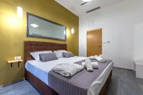Hotel Queens Room #4 - Image 3