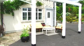 Wonderful Setting Farmhouse Apartment - Image 4