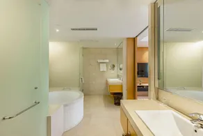 New Century Pujiang Hotel - Image 3
