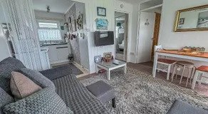 Lovely Chalet Nearby Hemsby Beach In Norfolk Ref 83070S - Image 2