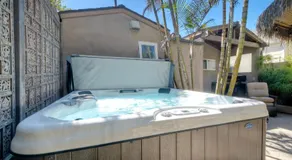 Oceanside Bungalow, Walk to Beach & Pier, Private Hot Tub, Beach Gear - Image 4