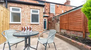 Hull 3 Bedrooms Garden Central House Sleeps 6 Hosanna MERCI Showy Cozy - Close to Princess Ave - Image 3