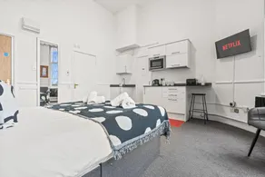 Cosy, Studio in Dudley with Netflix and Parking - Image 3