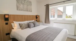 Oak Lodge - Image 2