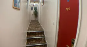 Barking Hotel - Image 5