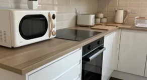 Devon Lodge - Large 3 bed Apartment Sleeps 8 Beach opposite - Image 3