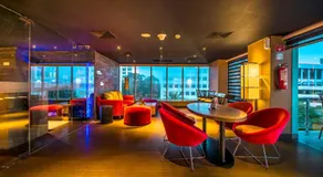 CROWN PRINCE Hotel Surabaya Managed by Midtown Indonesia - Image 4