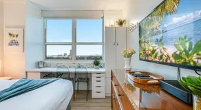Stylish Studio King Bed City View Hotel Perks Parking - Image 2