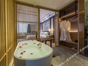 Rambling In Skygarden Hotel - Image 3