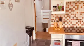Spacious two bedroom flat, central location - Image 4