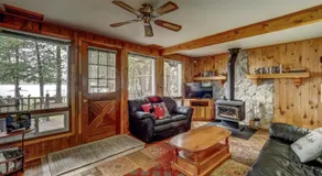 Lovely waterfront private cottage with hot tub in Kawartha Lakes - Image 2