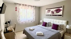 Marbella Deluxe Rooms in Royal Cabopino Townhouse - Image 2