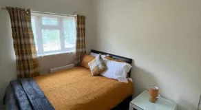 Room 4 minutes from Luton Airport - Image 3