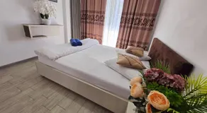 Azizi Luxury Suite Apartments - Beach Pool & Spa Resort Piscina - Image 2