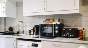 3 Bedroom Apt By ThreeThreeThreesProperty Short Lets & Serviced Accommodation Leeds With Wi-Fi & Parking - Image 5