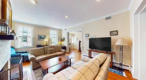 Historic downtown townhome with brick courtyard, sunroom & parking - Image 2