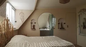 Modern Cozy Asian Style bedroom with Kingsize Spa bath - Image 2
