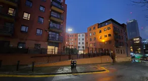 Cozy 2BD & 1BA City Centre Luxury with Free Parking - Image 5