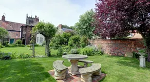 Porch House - Image 4