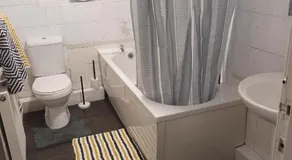 2 bed apartment - Image 5